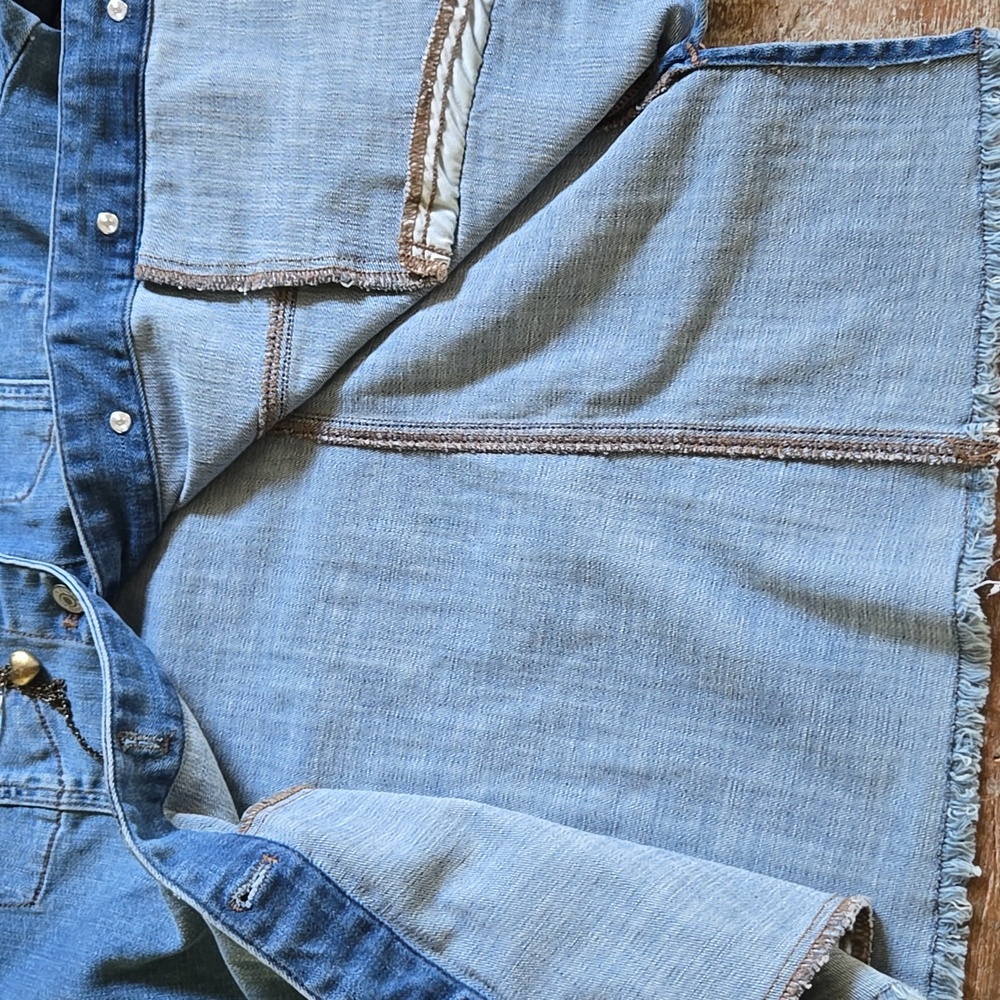 CHICOS Floral Denim Button Down Shacket  SZ 1              (MSTR C) - Picture 12 of 12